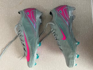 Botas de fútbol Nike turquesas y rosas