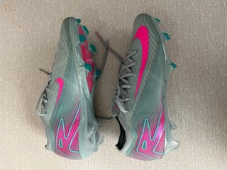 Botas de fútbol Nike turquesas y rosas
