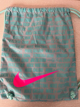 Botas de fútbol Nike turquesas y rosas