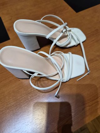 Sandalias crema tacón ancho tiras