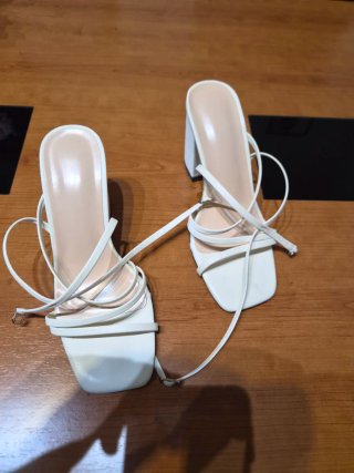 Sandalias crema tacón ancho tiras