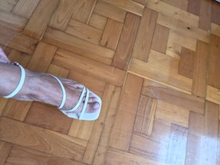 Sandalias crema tacón ancho tiras
