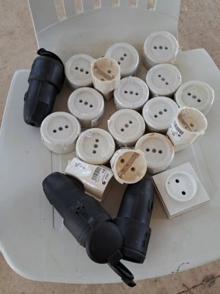 Lote de enchufes y conectores eléctricos