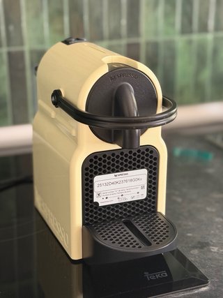 Cafetera Nespresso DeLonghi Crema