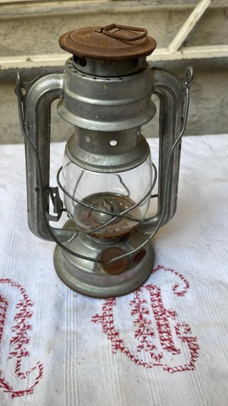 Lámpara de aceite antigua de metal y cristal