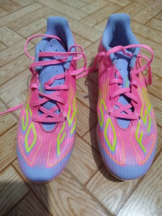 Zapatillas de fútbol rosas y verdes