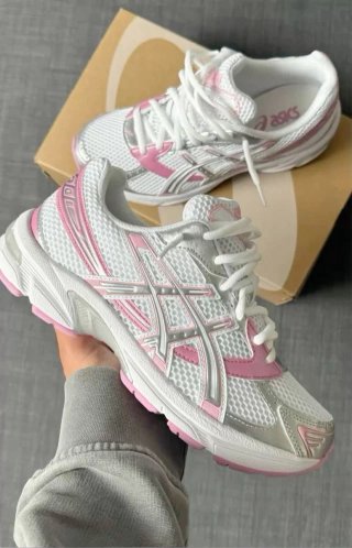 Zapatillas ASICS blancas y rosas