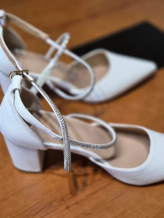 Zapatos de fiesta blancos con tiras brillantes