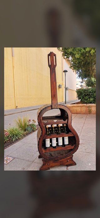 Botellero de madera con forma de guitarra