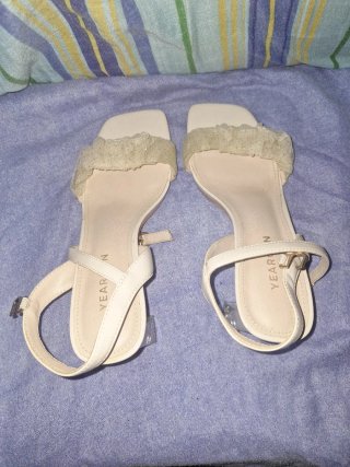 Sandalias beige Yearcon con tiras