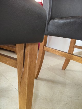 Mesa y 4 sillas polipiel