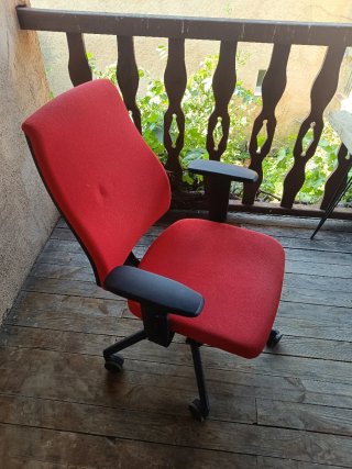 Silla de oficina roja con ruedas