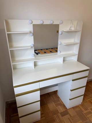 Tocador Blanco con Luces y Detalles Dorados