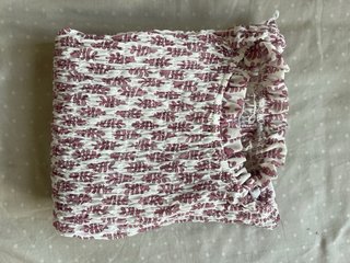 Blusa rosa y blanca con estampado floral
