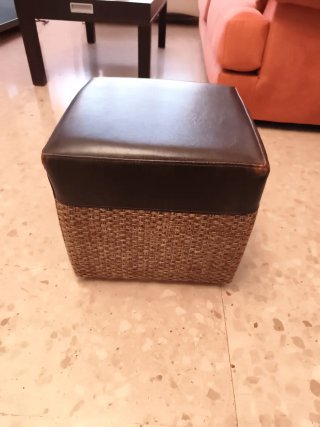 Taburete reposapiés cuero y mimbre