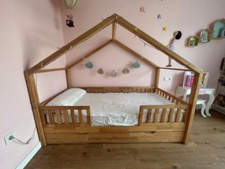 Cama casita madera + colchones y ropa