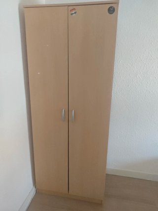 Armario de madera con cajones