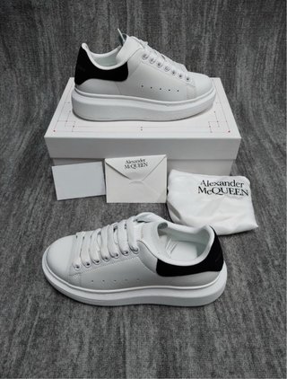Alexander McQueen Oversized Sneakers Blancas Negra