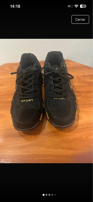 Deportivas negras unisex con detalles dorados