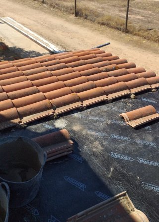 Se hacen pequeñas reformas en casa y jardín