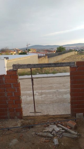 Se hacen pequeñas reformas en casa y jardín