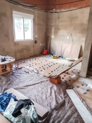 Se hacen pequeñas reformas en casa y jardín