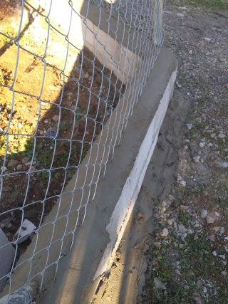 Se hacen pequeñas reformas en casa y jardín