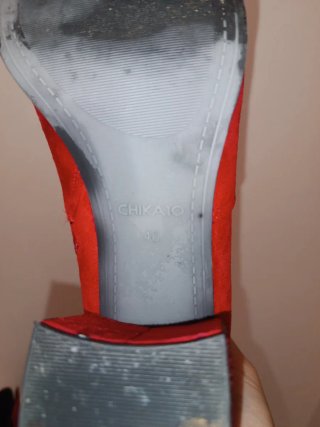 Botines rojos con tacón adornado