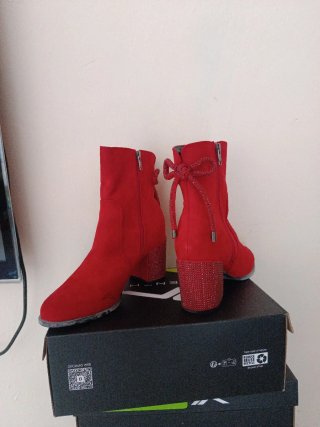 Botines rojos con tacón adornado