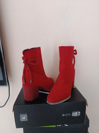 Botines rojos con tacón adornado