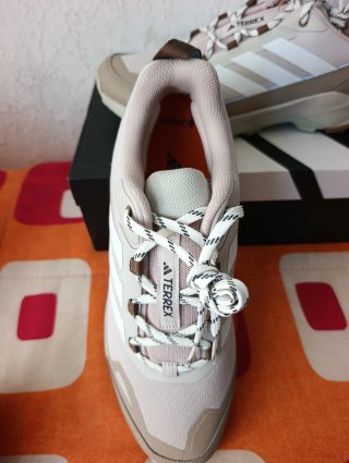 Zapatillas Adidas Terrex Beige y Rosa