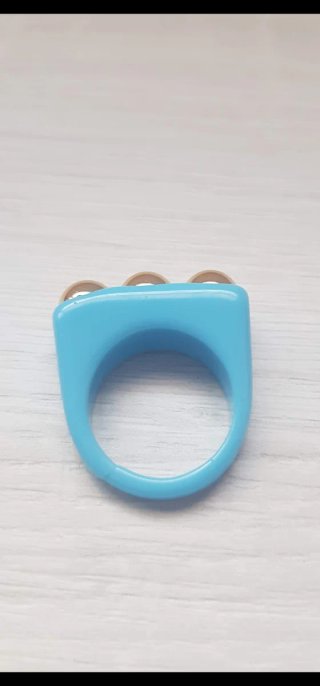 Anillo azul con detalles dorados sin estrenar