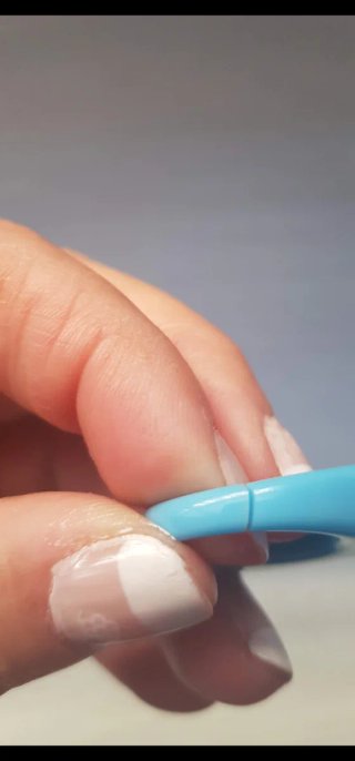 Anillo azul con detalles dorados sin estrenar