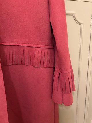 Chaqueta rosa con flecos, antelina