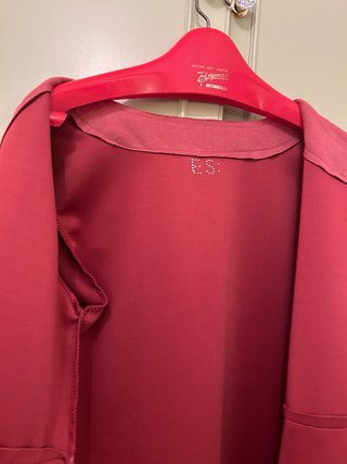 Chaqueta rosa con flecos, antelina
