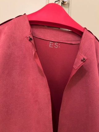 Chaqueta rosa con flecos, antelina