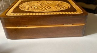 Joyero de madera tallada