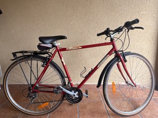 Bicicleta de paseo Riverside roja decathlon.
