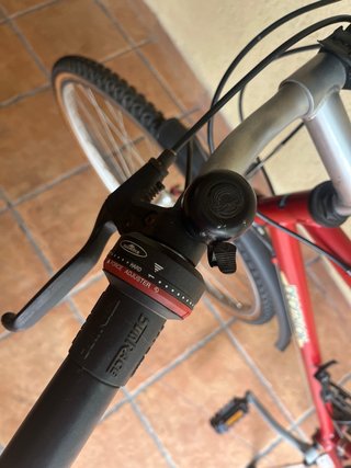 Bicicleta de paseo Riverside roja decathlon.