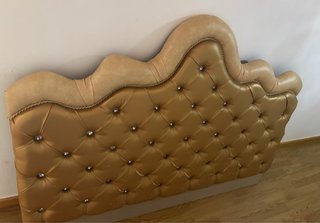 Cabecero de cama dorado capitoné