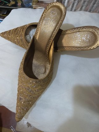 Zapatos de vestir dorados con brillos