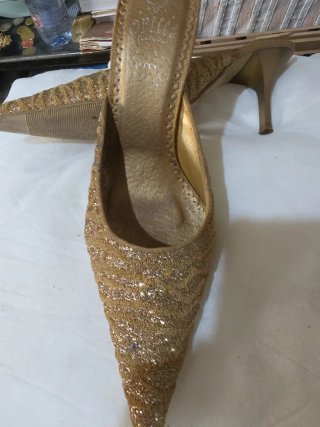 Zapatos de vestir dorados con brillos