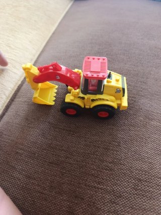 Camión de juguete amarillo y rojo