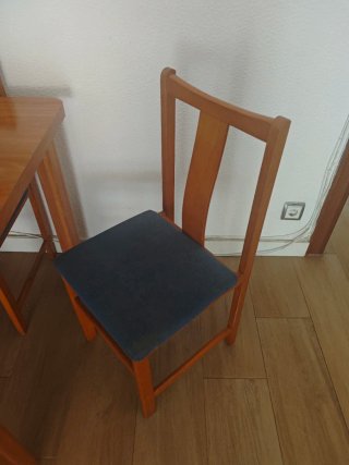 Mesa de comedor con 4 sillas