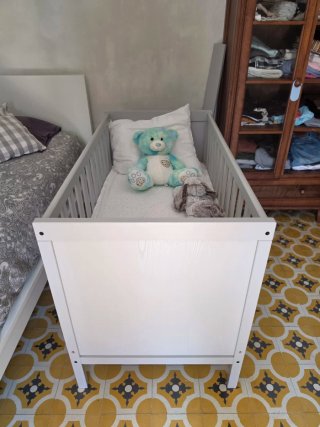 Cuna de bebé gris sin usar