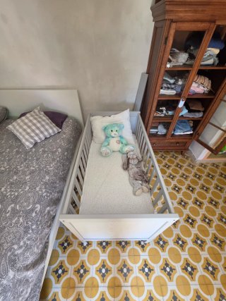 Cuna de bebé gris sin usar