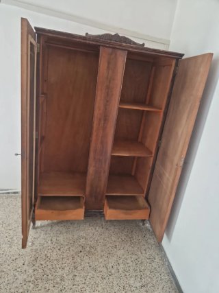 Armario antiguo de madera