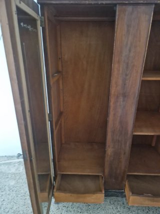Armario antiguo de madera