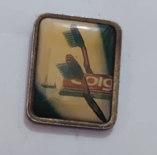 Lote de 13 chapas y pins vintage