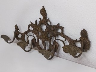 Perchero de pared de bronce, estilo ornamental